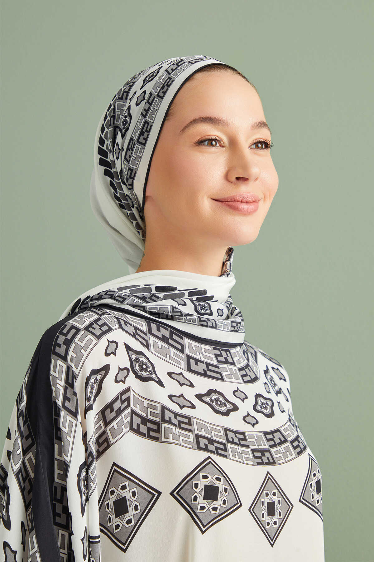 Bordür Noor Beyaz Krep İpek Kaftan Şalı 70x210