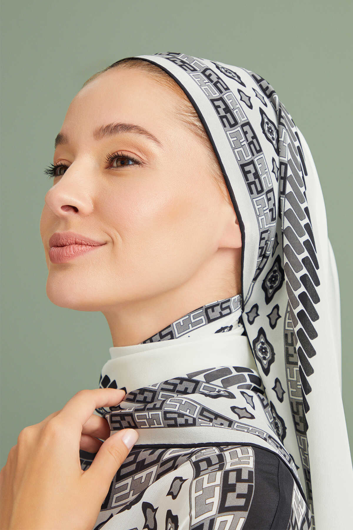 Bordür Noor Beyaz Krep İpek Kaftan Şalı 70x210