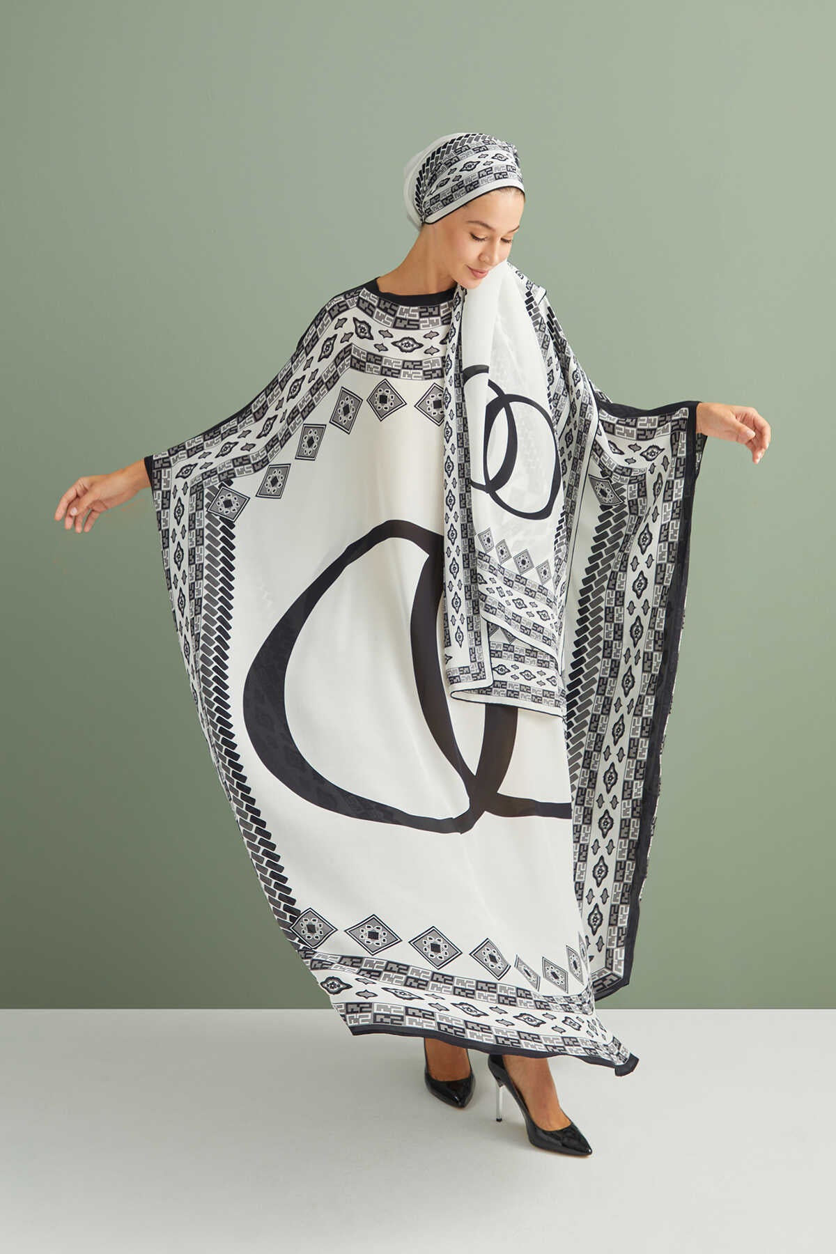 Bordür Noor Siyah İpek Kaftan
