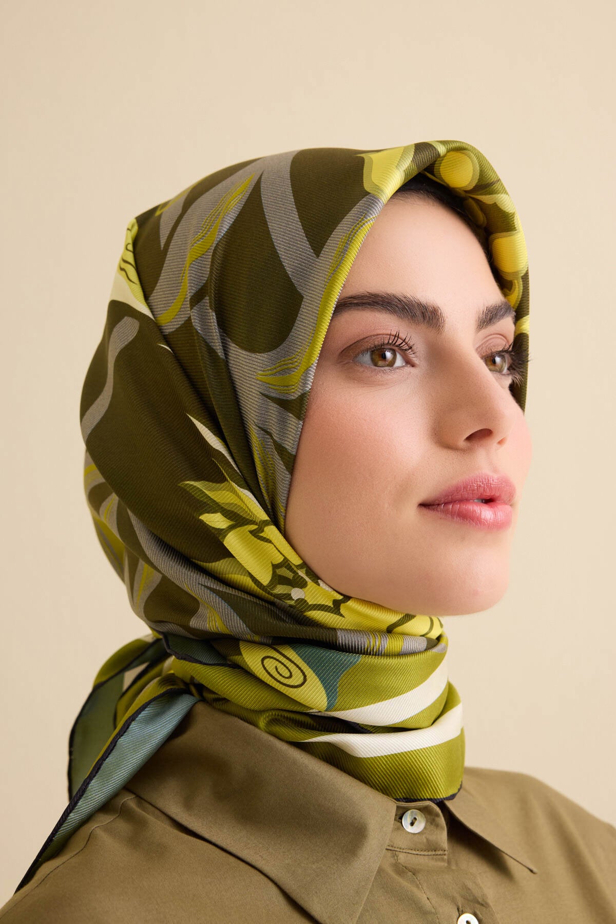 Çiçek Yolu Saks-Haki Tivil İpek Eşarp 94x94