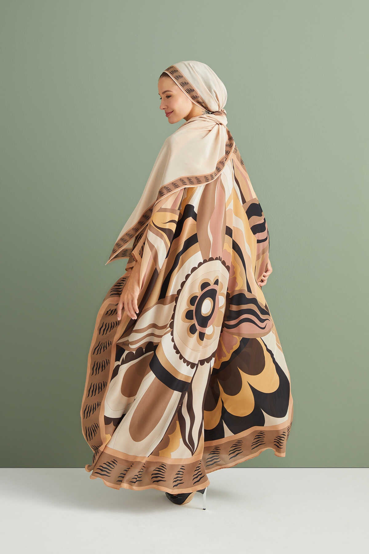 Dans Eden Çiçek Bej Krep İpek Kaftan