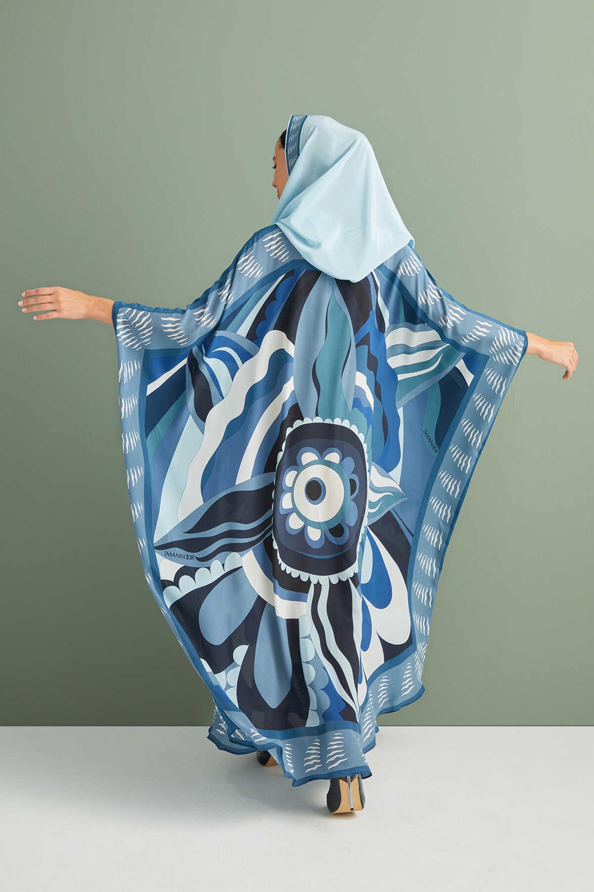 Dans Eden Çiçek Mavi Krep İpek Kaftan