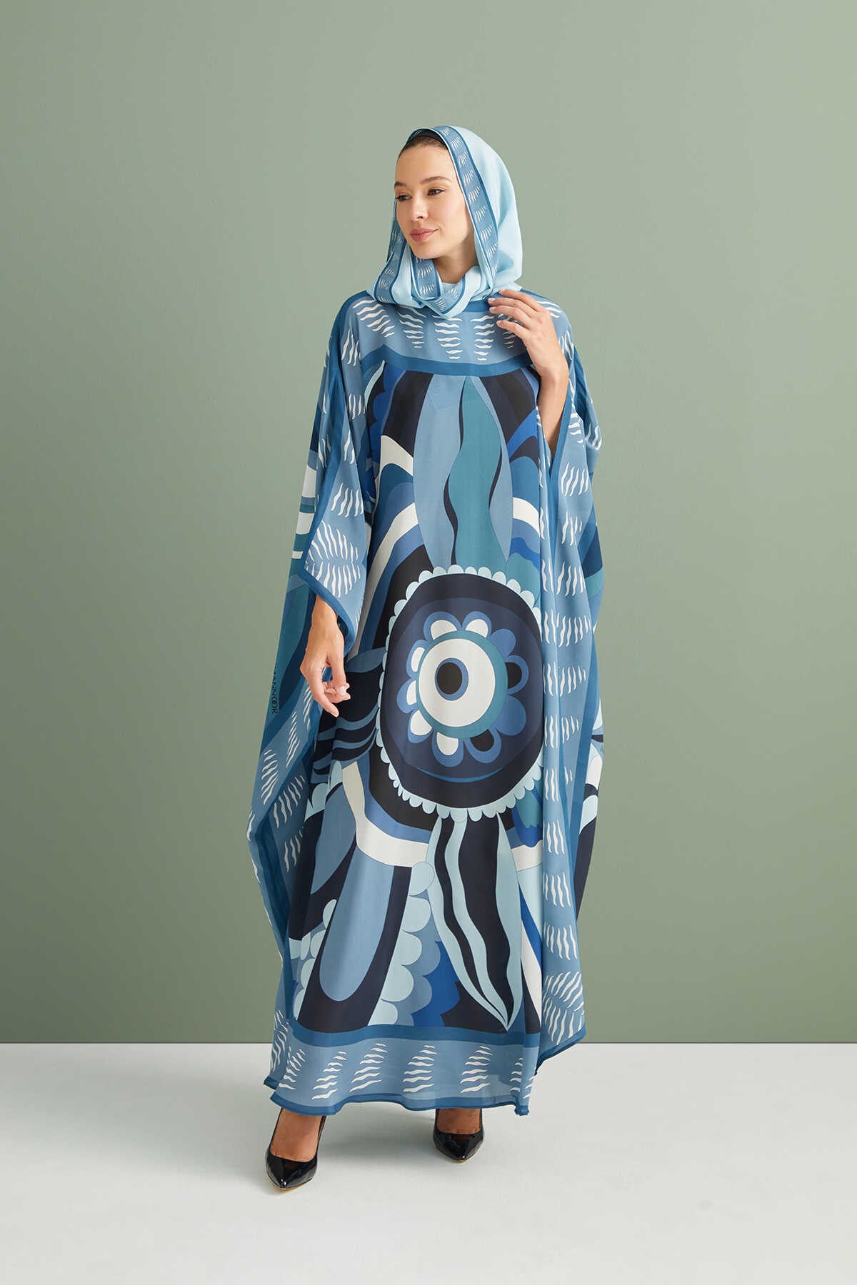 Dans Eden Çiçek Mavi Krep İpek Kaftan