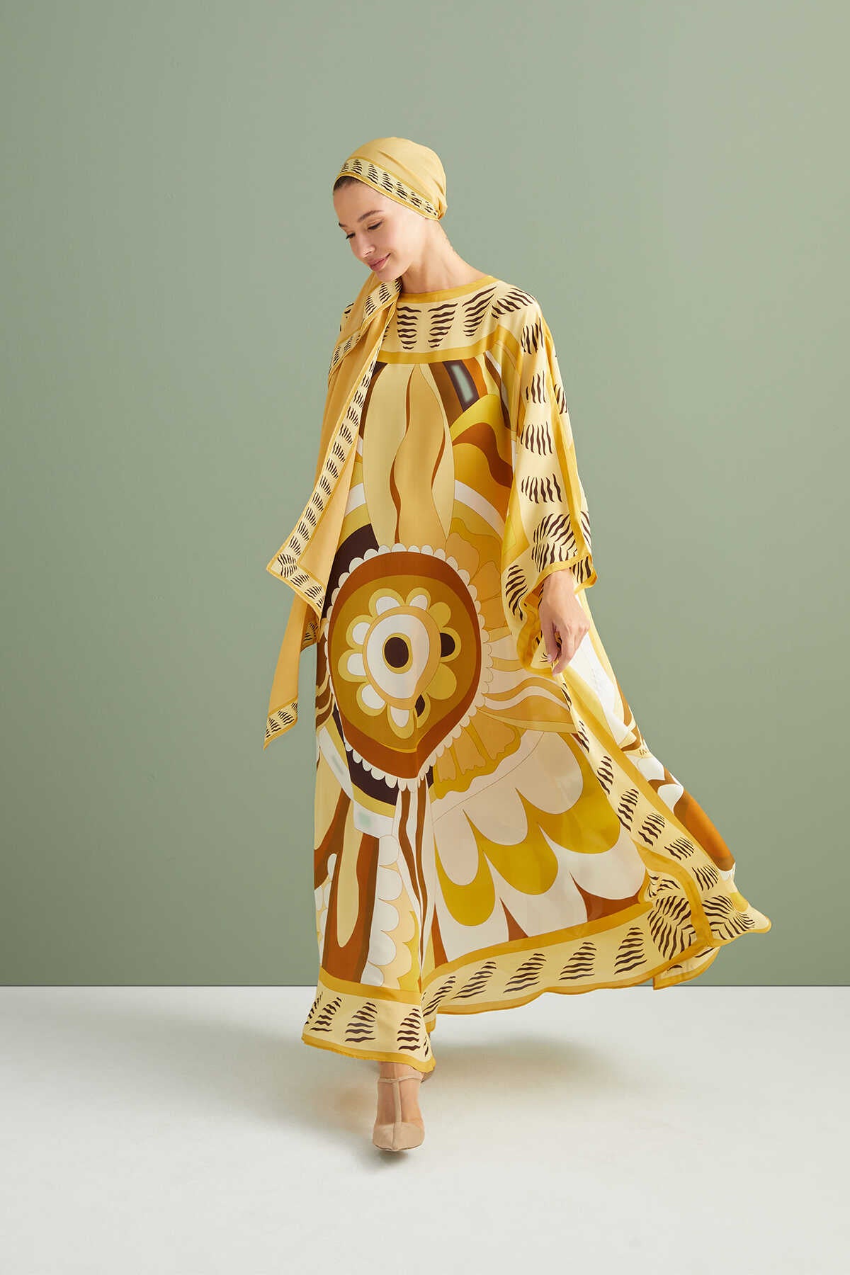 Dans Eden Çiçek Sarı Krep İpek Kaftan