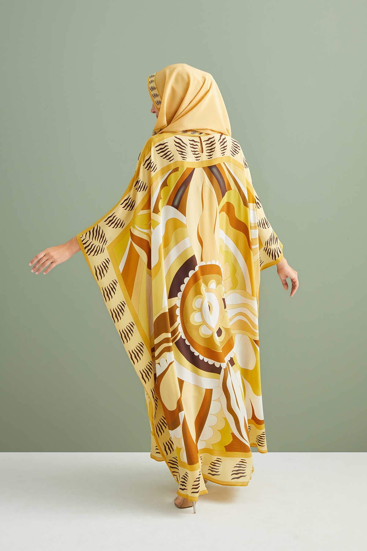 Dans Eden Çiçek Sarı Krep İpek Kaftan