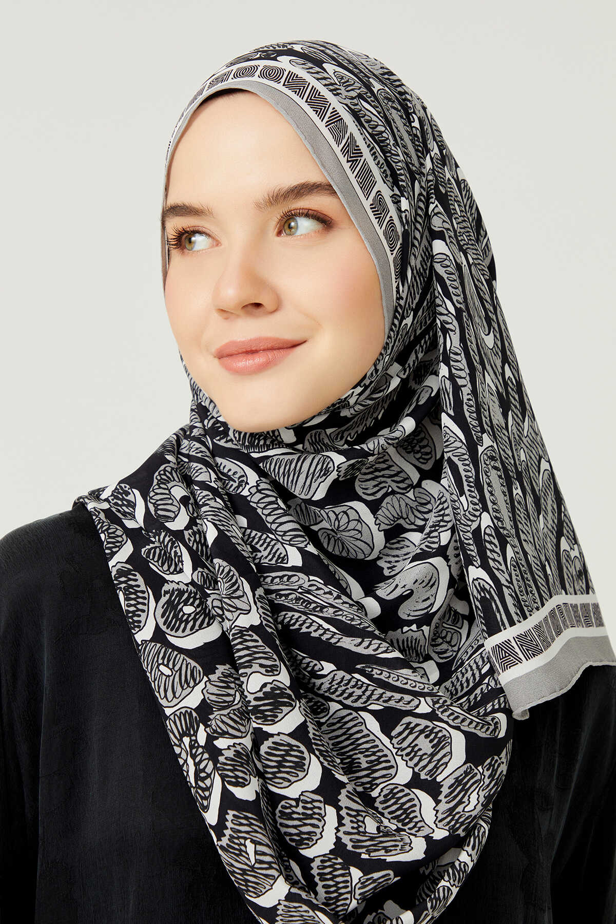 Doğunun Leoparı Siyah İpek Şal 80x200