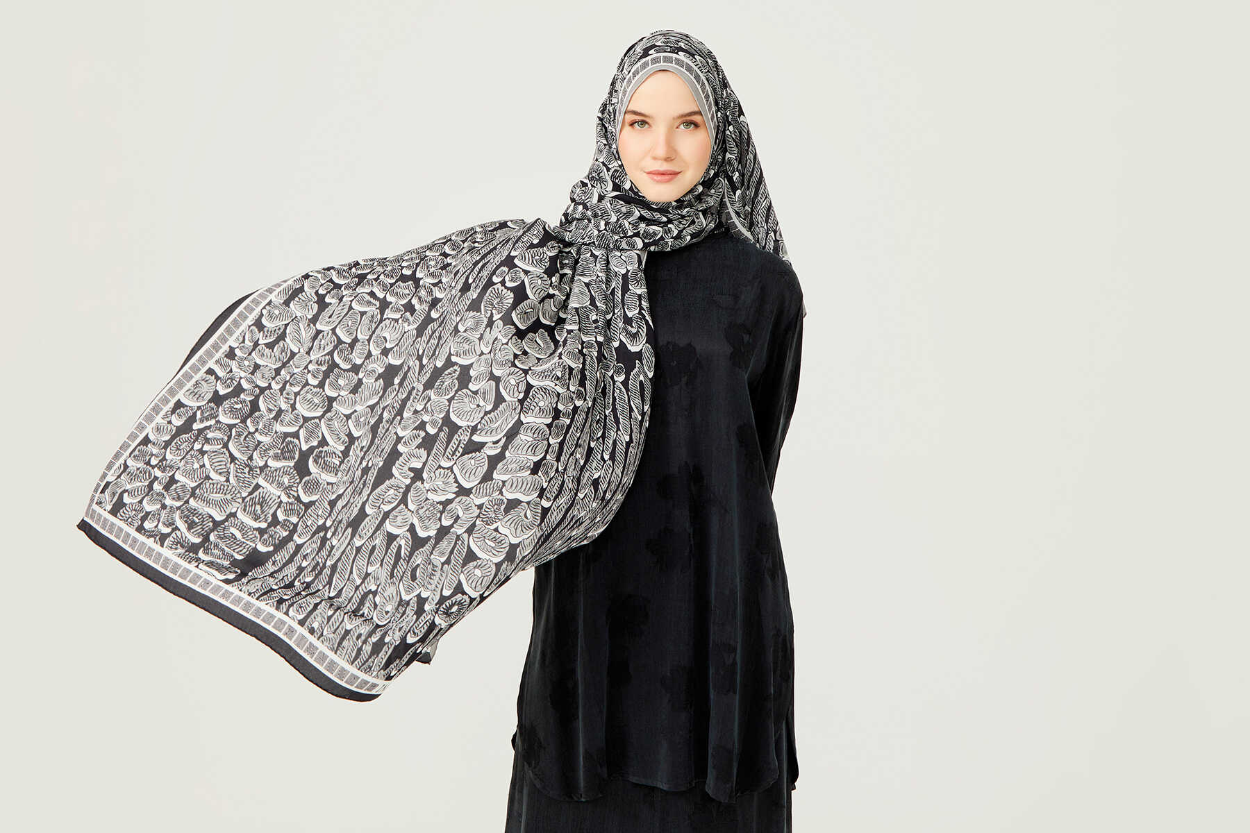 Doğunun Leoparı Siyah İpek Şal 80x200