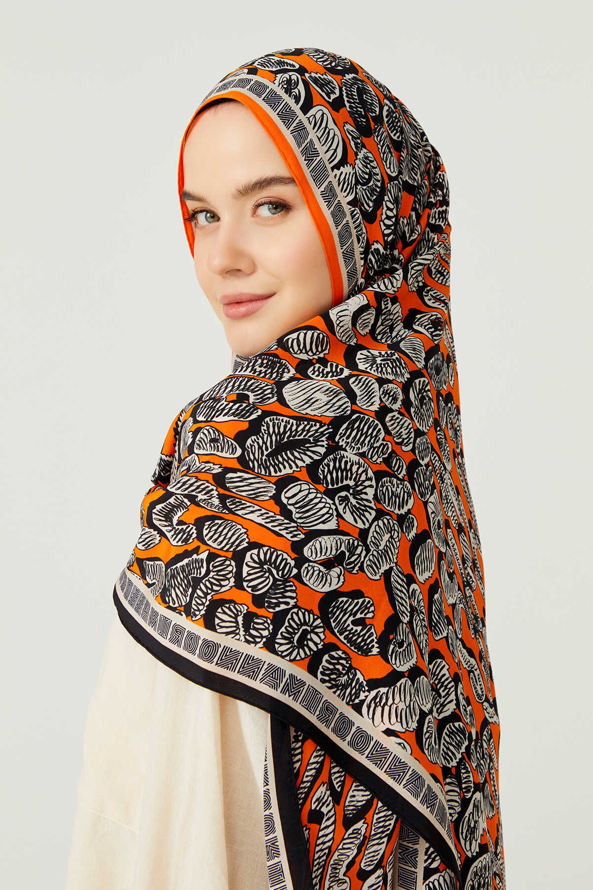Doğunun Leoparı Turuncu İpek Şal 80x200