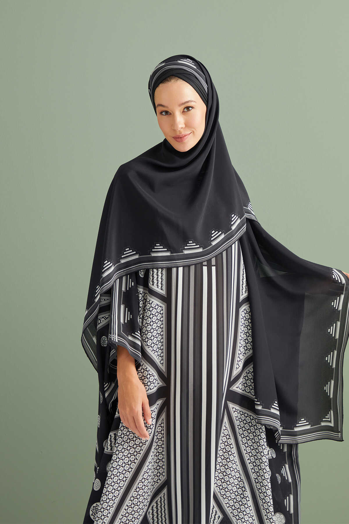 Esen Yolu Siyah Krep İpek Kaftan Şalı 70x210