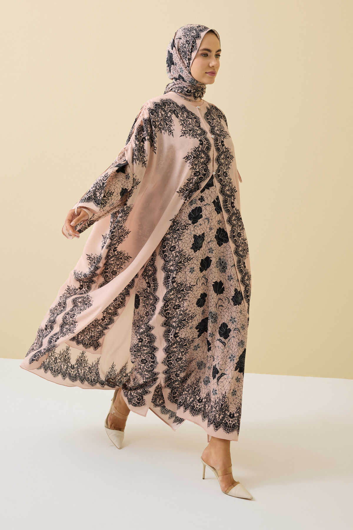 Gül Dantel Pudra İpek Abaya