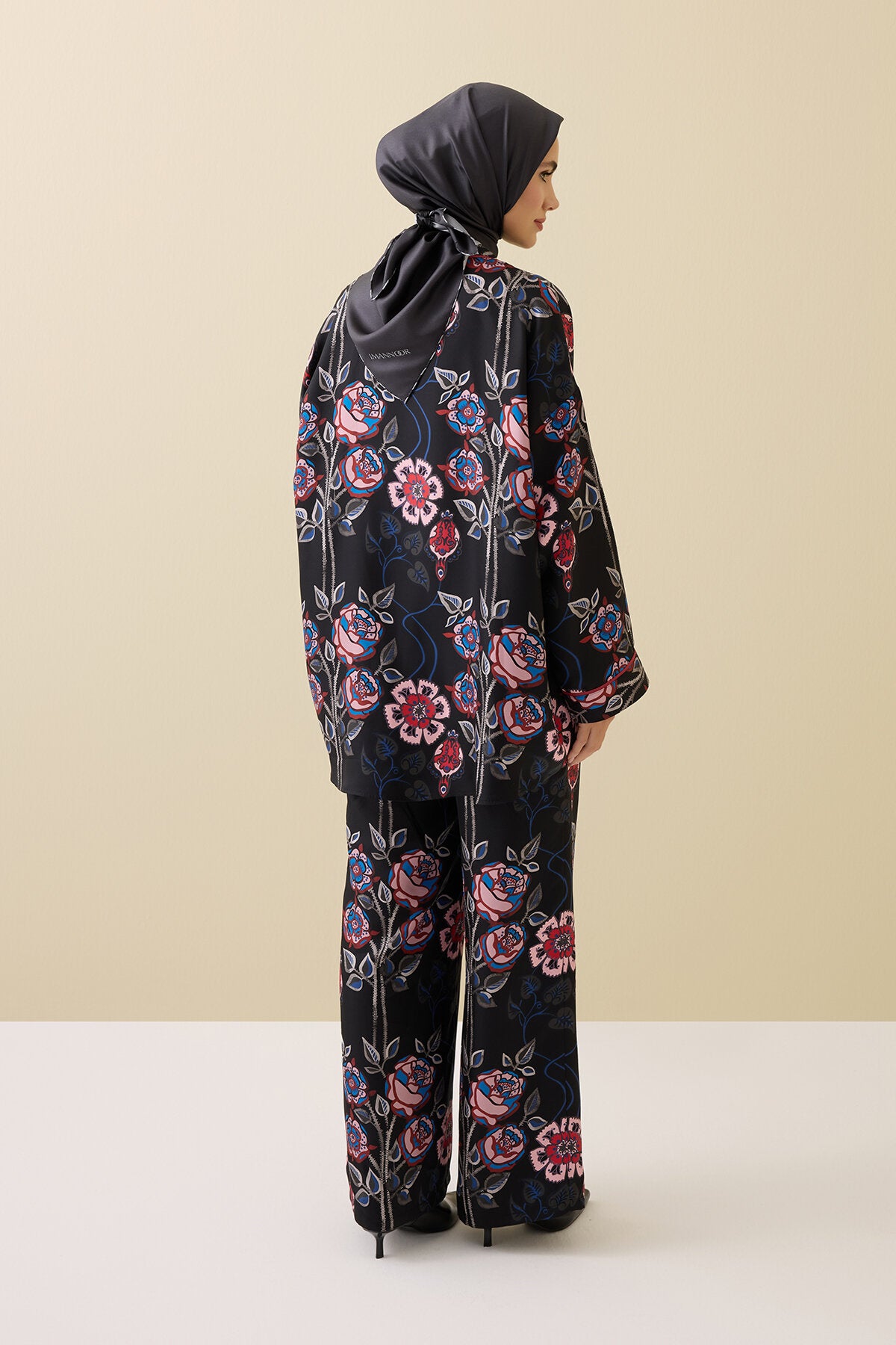 Gül Sarmaşık Siyah Tivil İpek Kısa Kimono