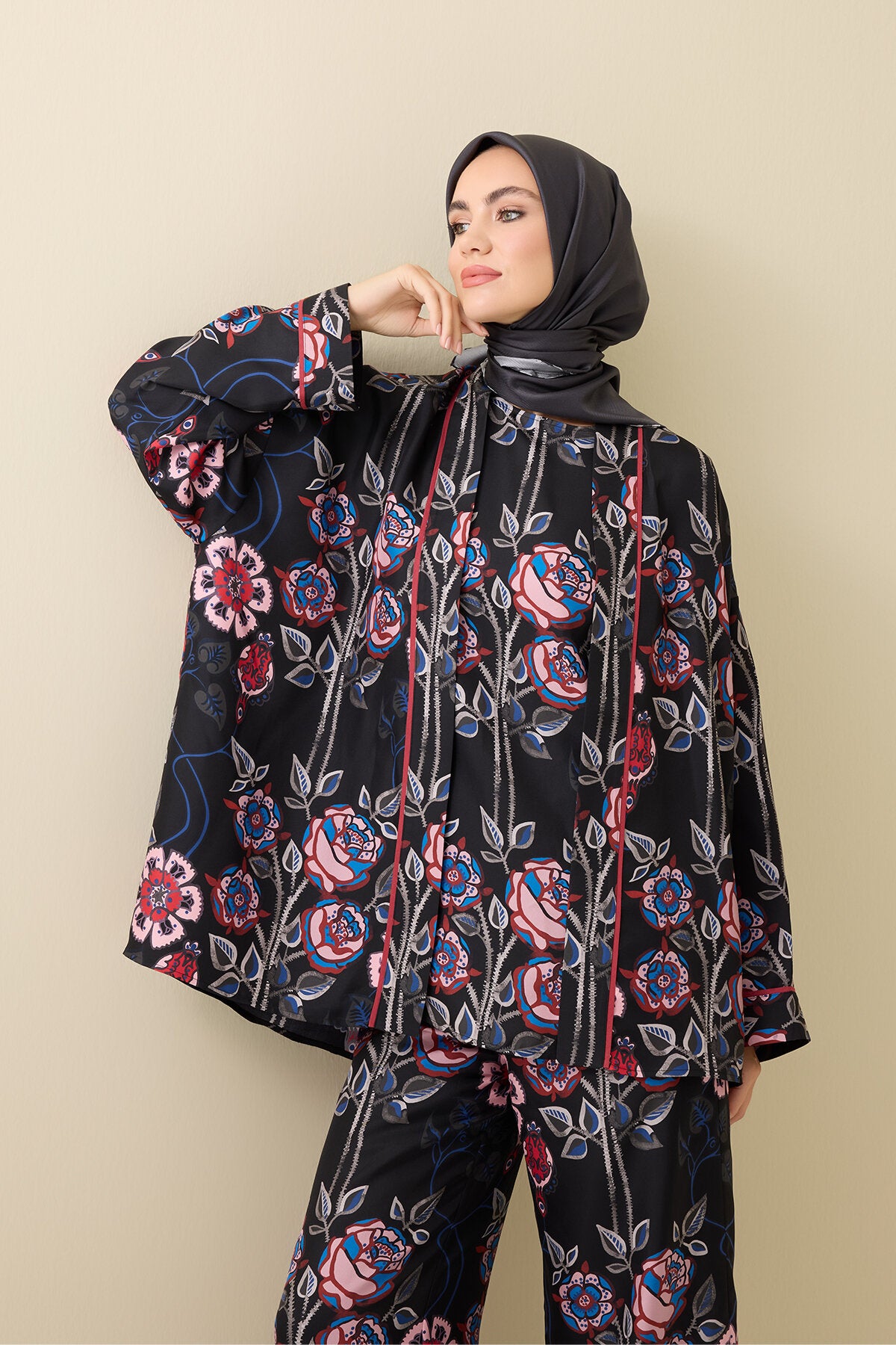Gül Sarmaşık Siyah Tivil İpek Kısa Kimono