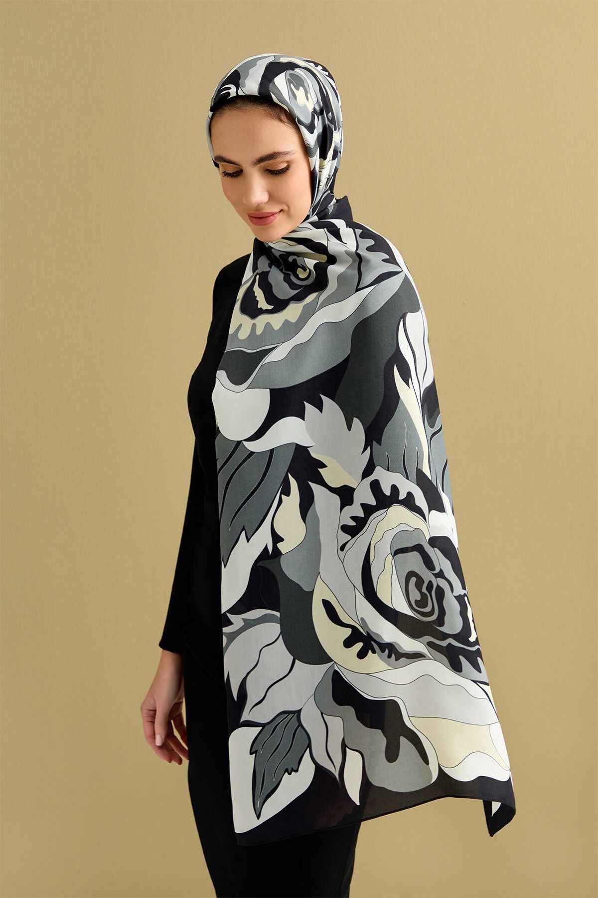 Gülün İsmi Leyla Siyah Floş Viskon Şal 70x200