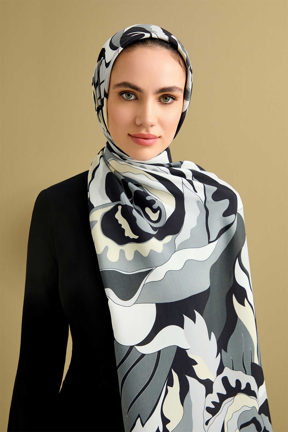 Gülün İsmi Leyla Siyah Floş Viskon Şal 70x200