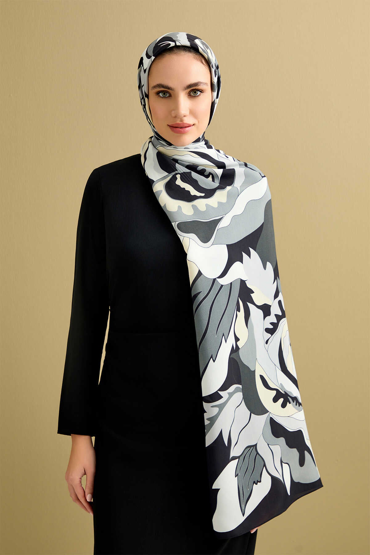 Gülün İsmi Leyla Siyah Floş Viskon Şal 70x200