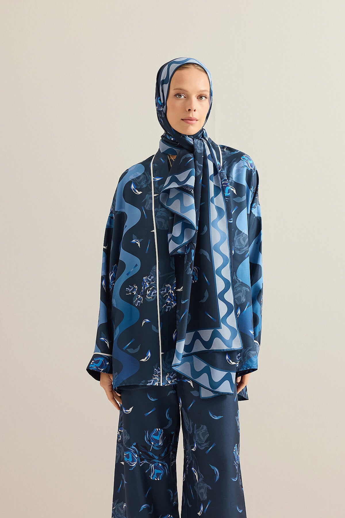 İman'ın Gülü Lacivert Krep İpek Kimono Şalı 70x210