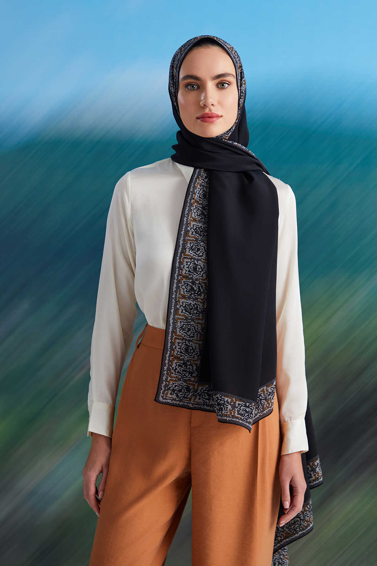 Mini Mozaik Siyah-Altın Krep İpek Şal 80x210