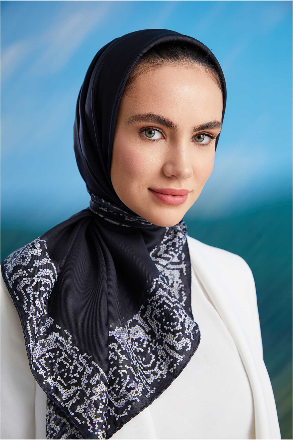 Mini Mozaik Siyah Tivil İpek Eşarp  90x90