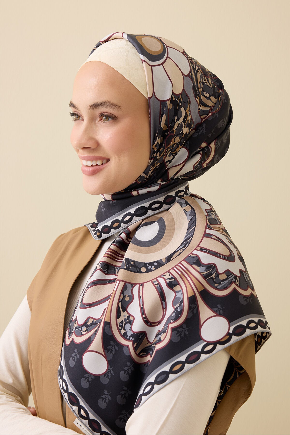 Nilüfer Siyah Tivil İpek Eşarp 90x90