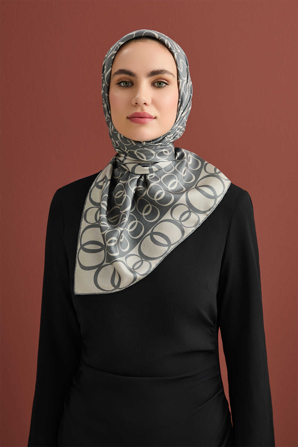 Noor Yolu Gri Tivil İpek Eşarp 90x90