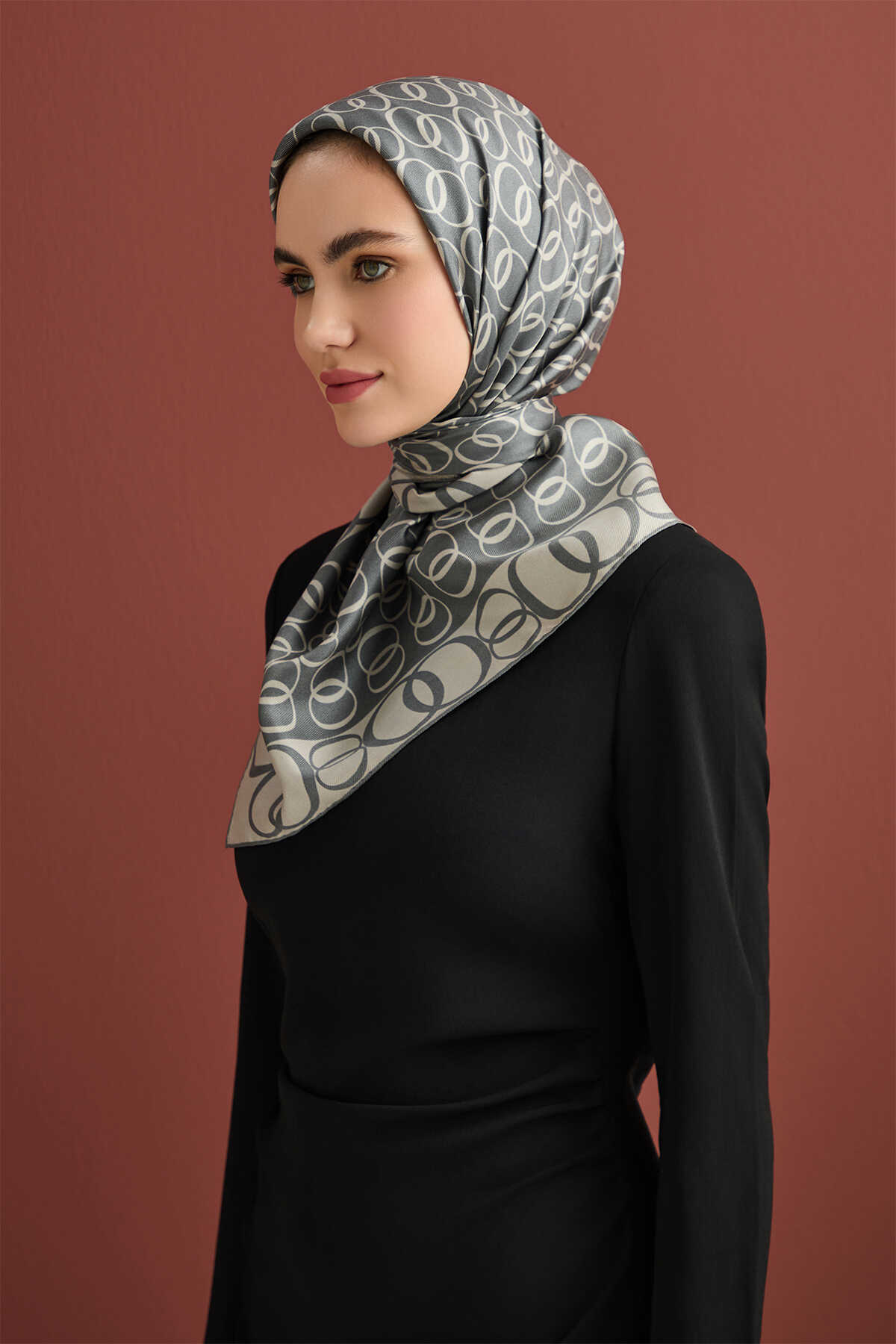 Noor Yolu Gri Tivil İpek Eşarp 90x90