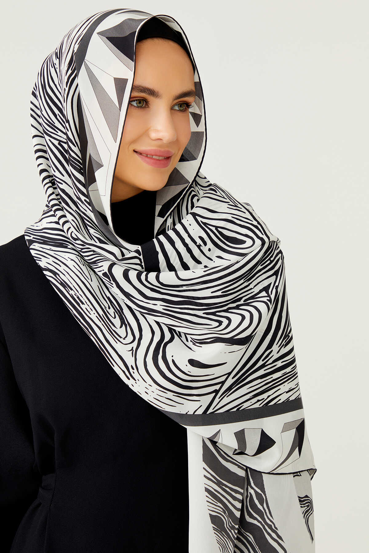 OO Desenli Siyah İpek Şal 80x200
