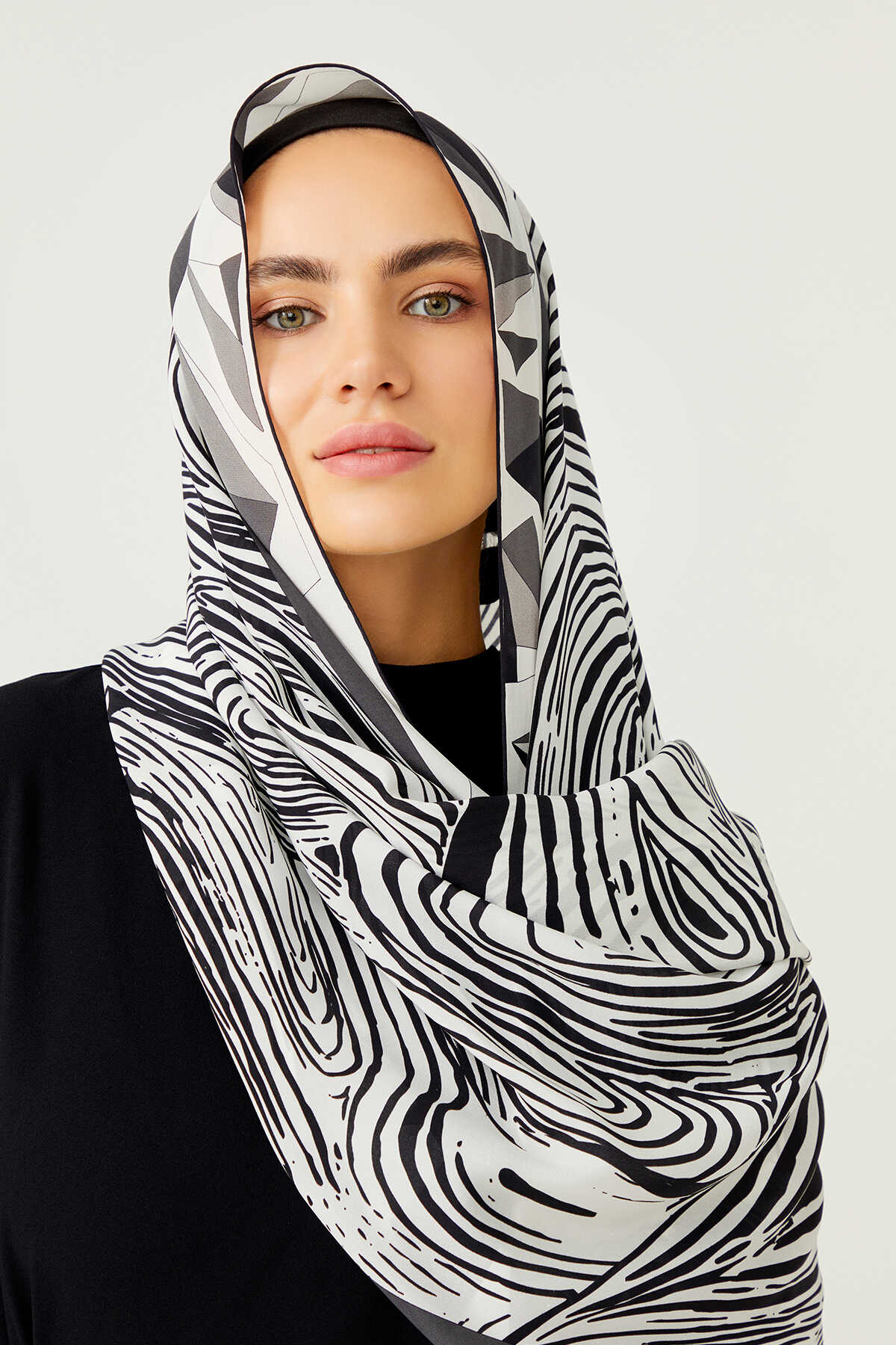 OO Desenli Siyah İpek Şal 80x200