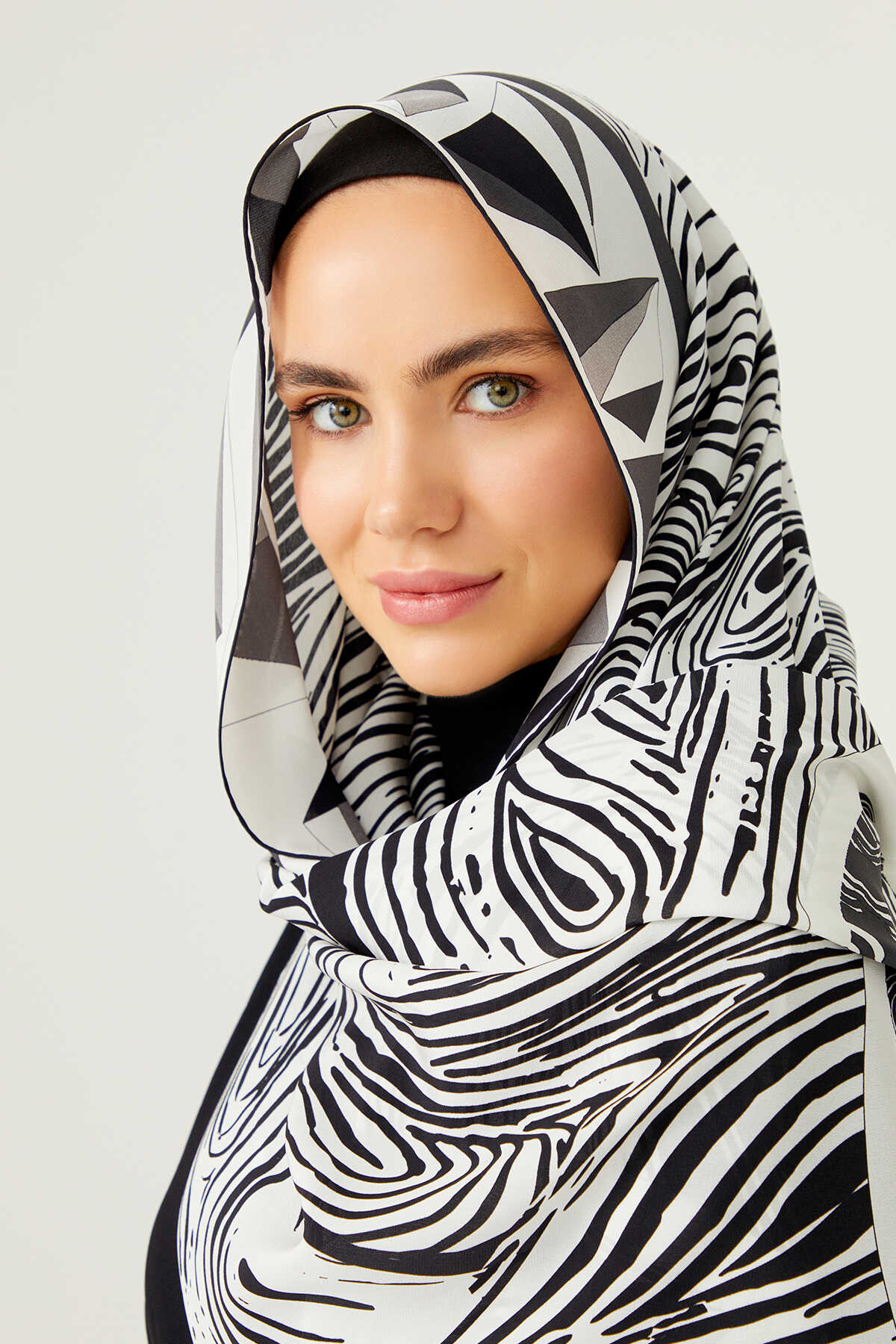 OO Desenli Siyah İpek Şal 80x200
