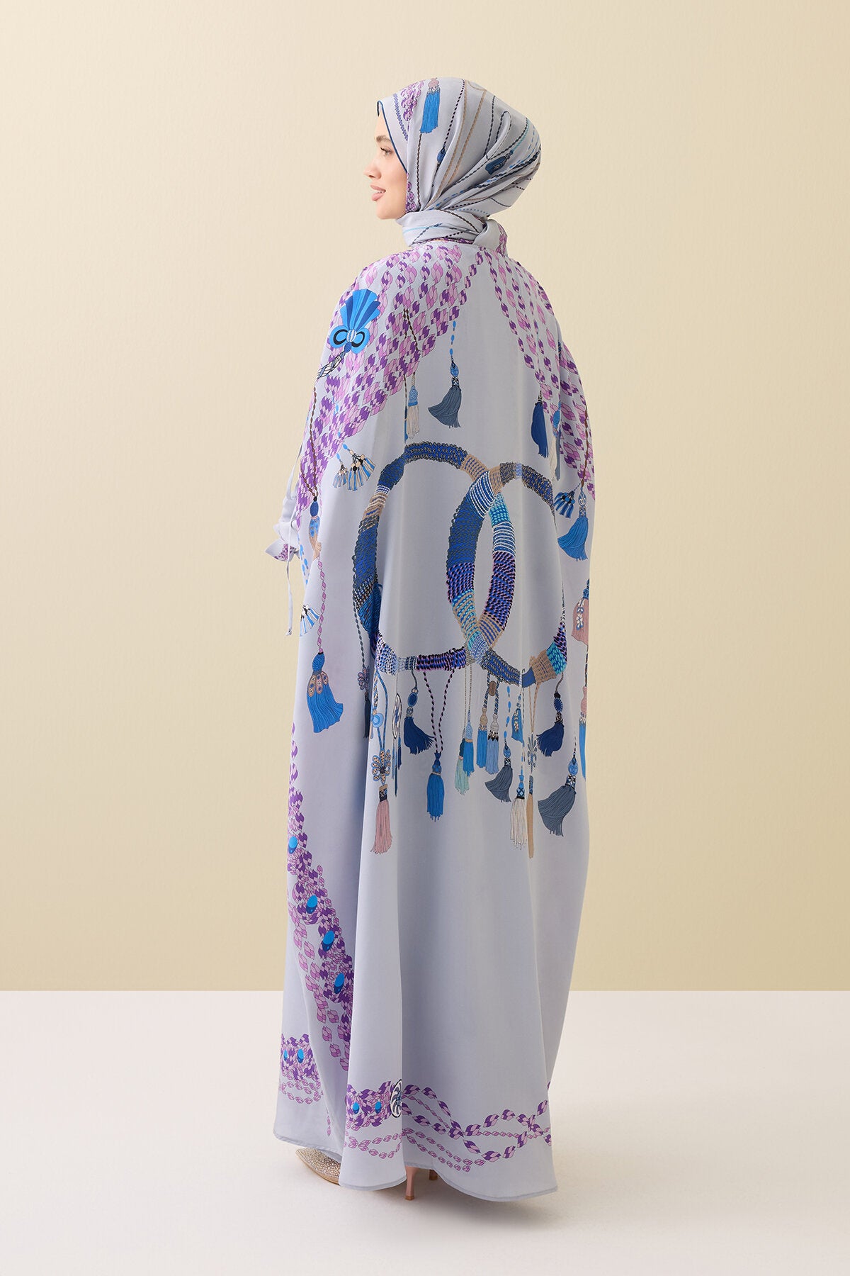 Püskül Noor Gri Krep İpek Abaya