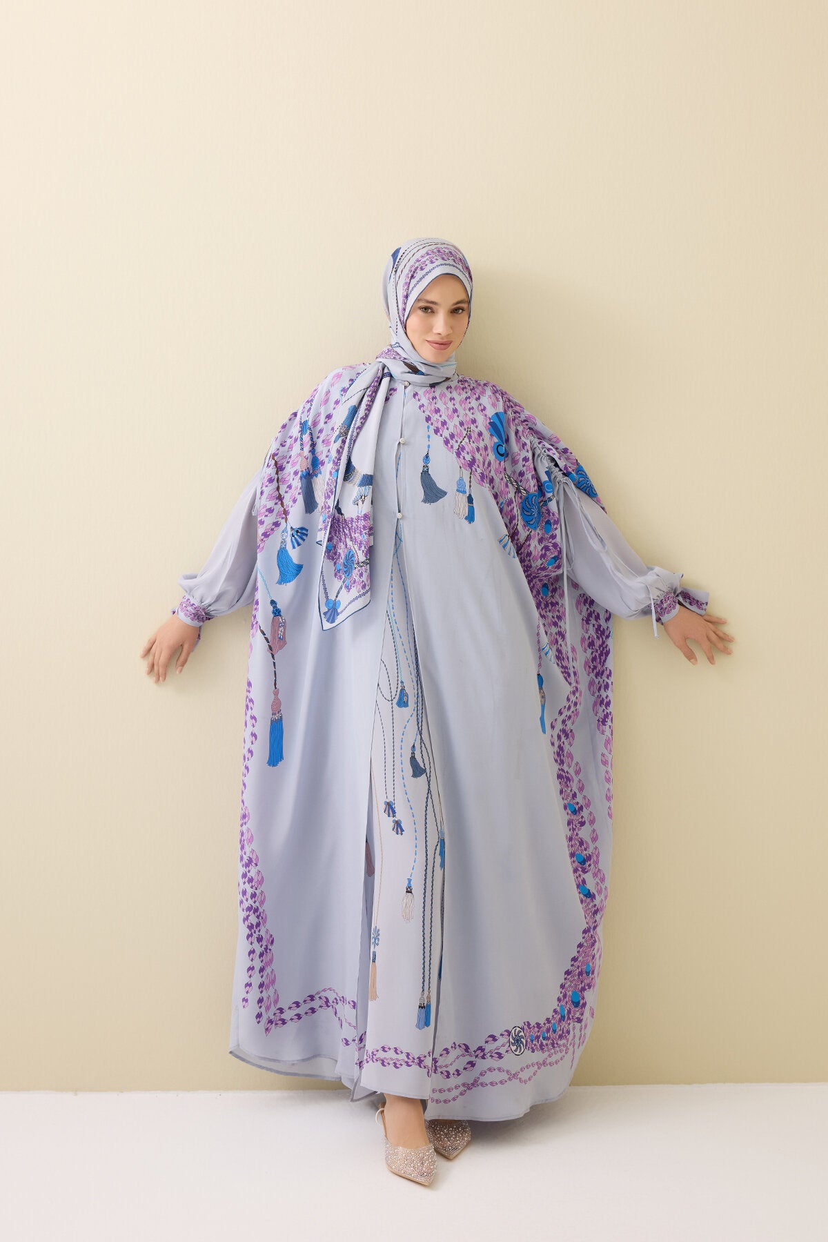 Püskül Noor Gri Krep İpek Abaya