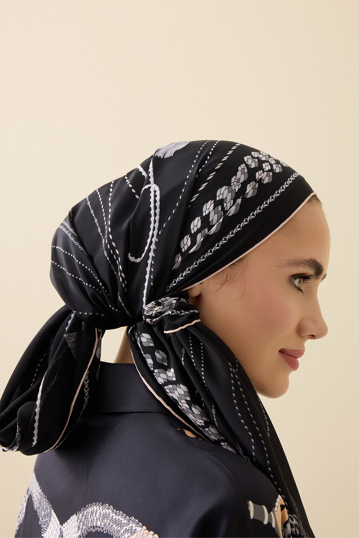 Püskül Noor Siyah-Gri Krep İpek Pijama Şalı 70x210