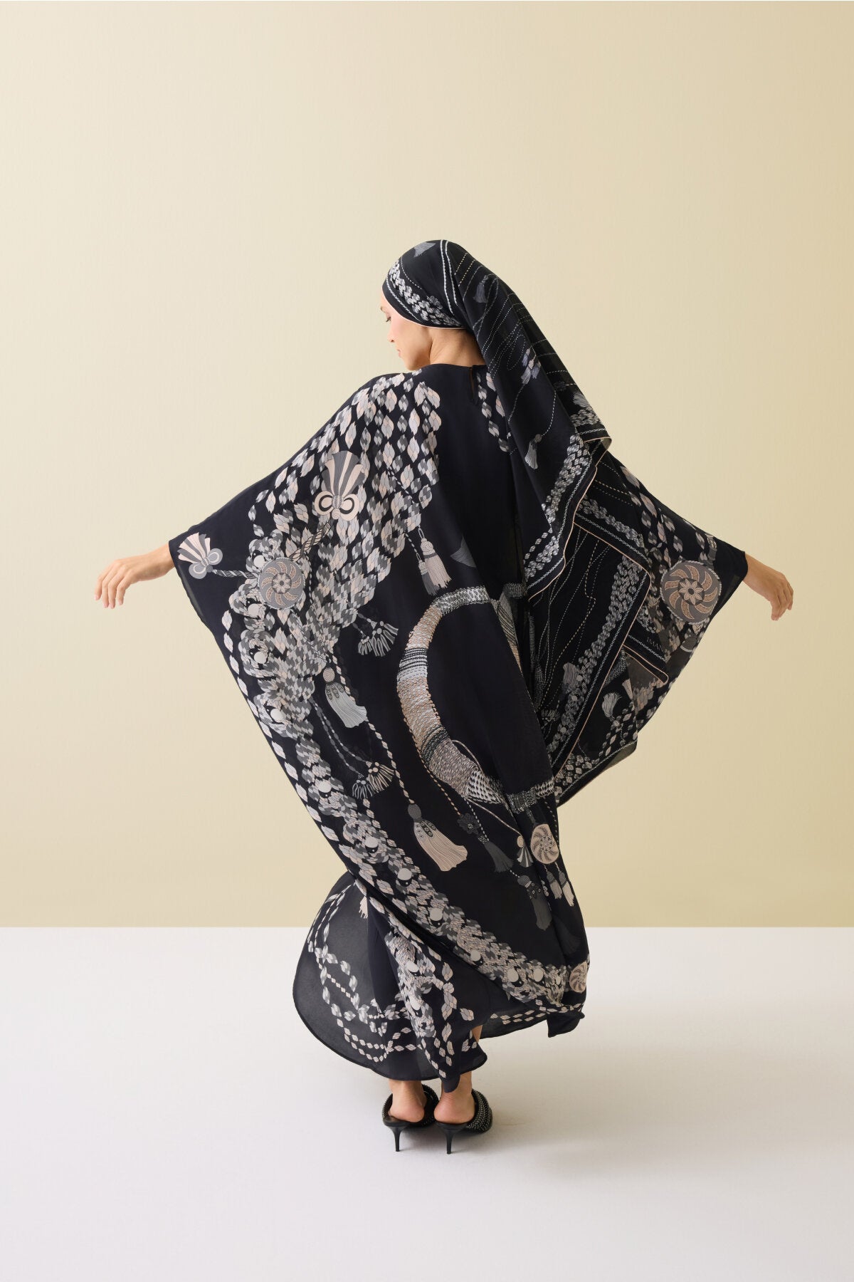 Püskül Noor Siyah Krep İpek Kaftan
