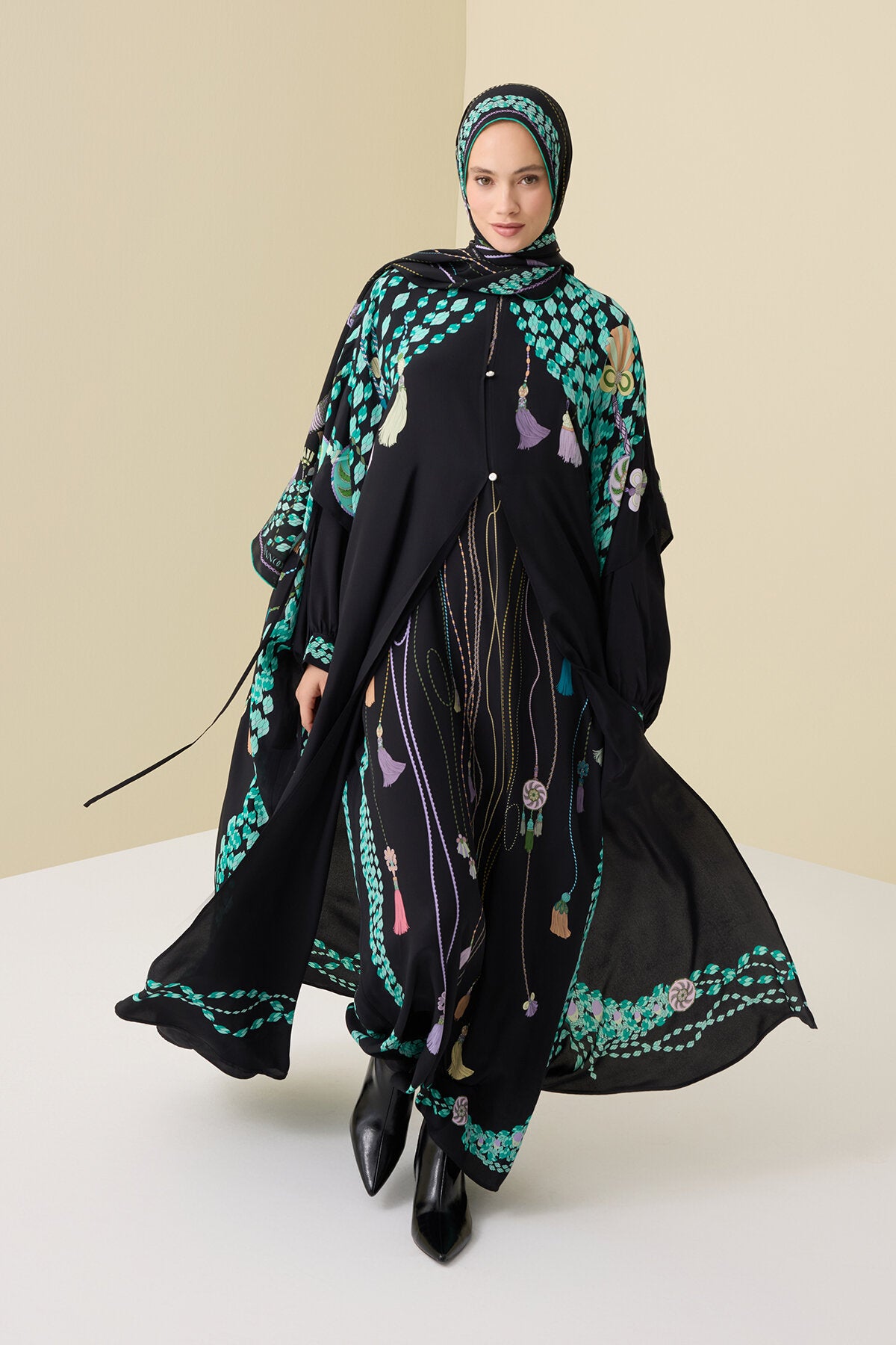 Püskül Noor Siyah-Yeşil Krep İpek Abaya