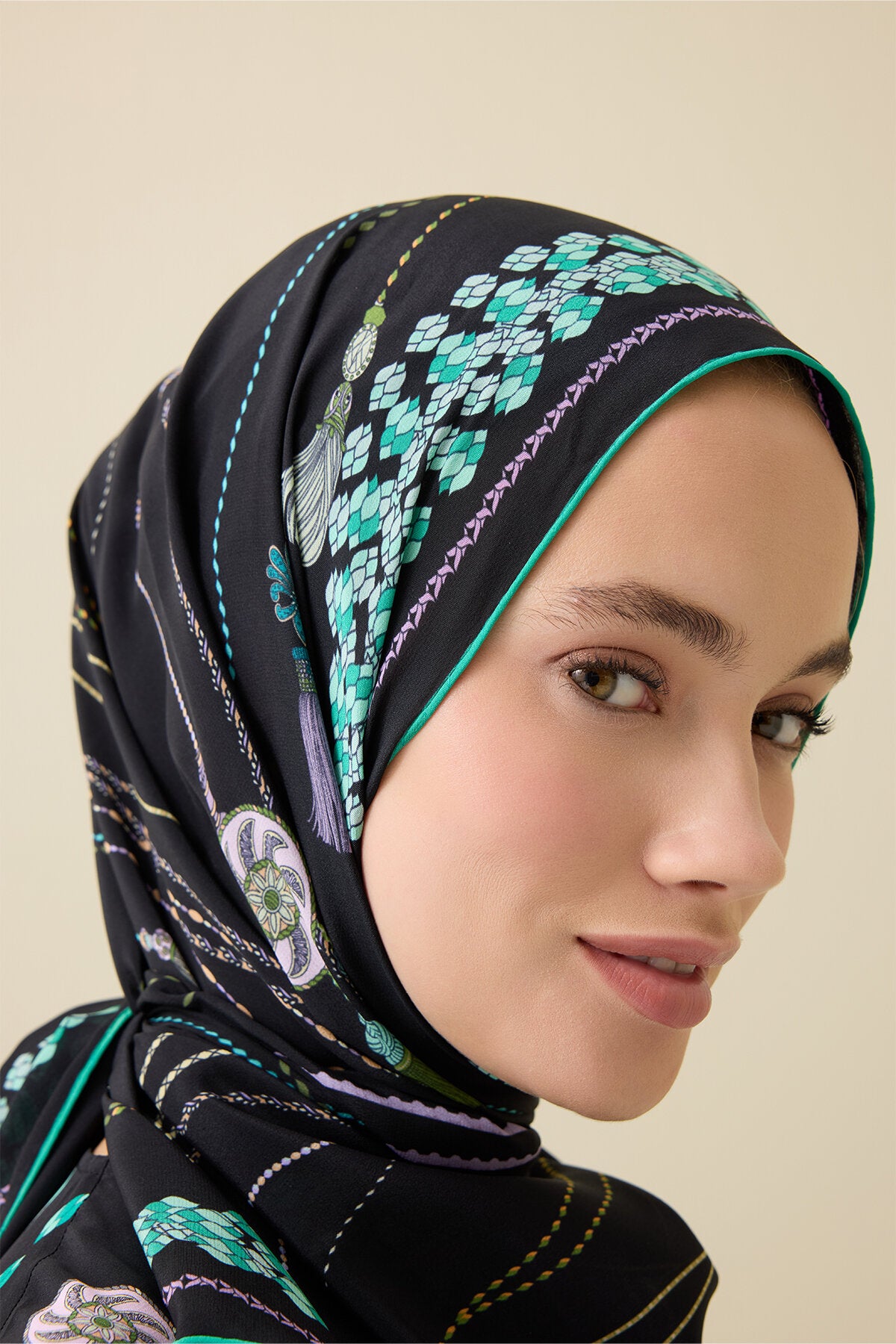Püskül Noor Siyah-Yeşil Krep İpek Abaya Şalı 70x210