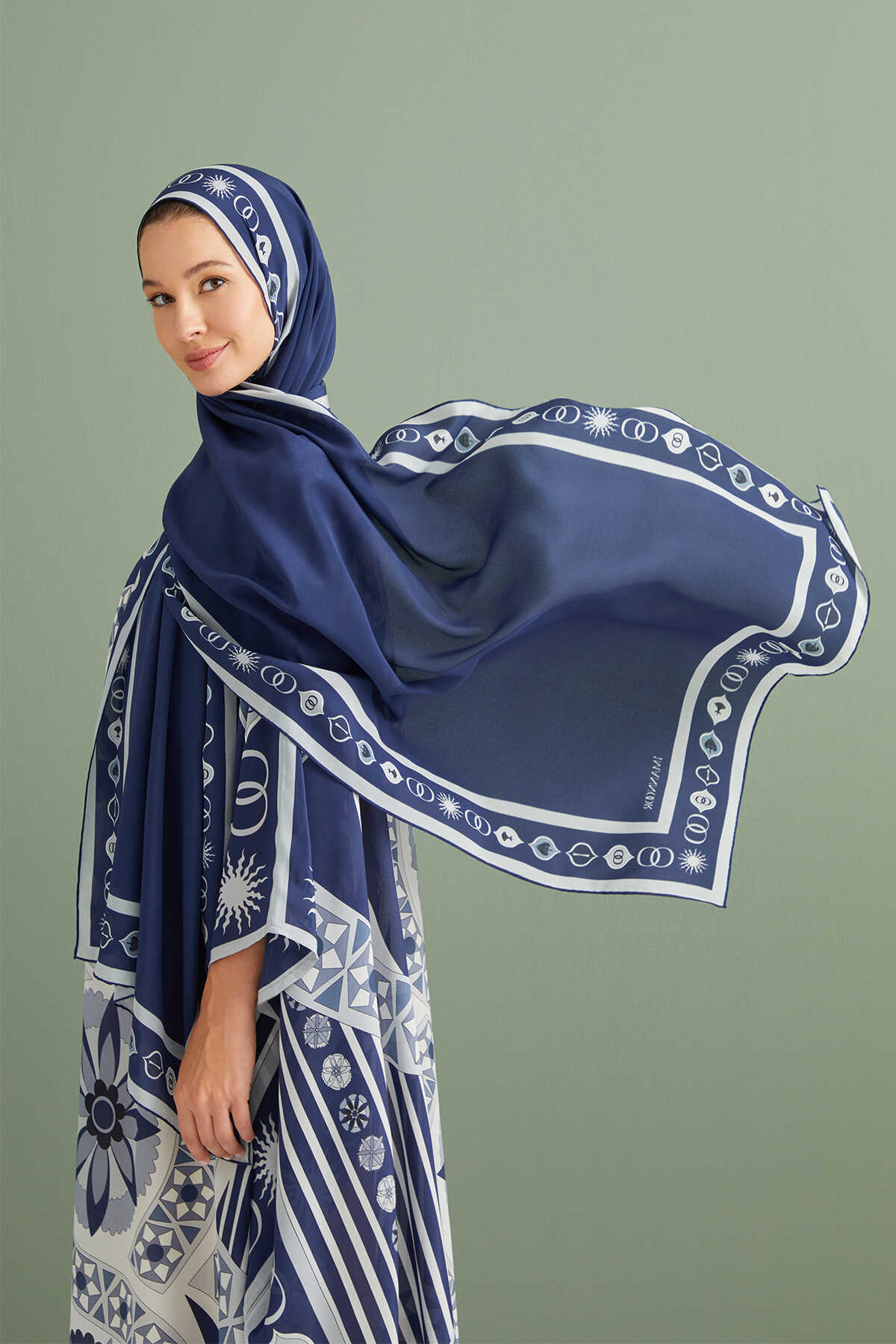 Üç Papatya Lacivert Krep İpek Kaftan Şalı 70x210