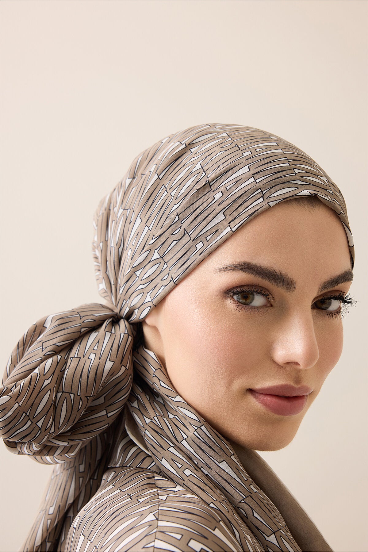 Yazı Bej Krep İpek Gömlek Şalı 70x210